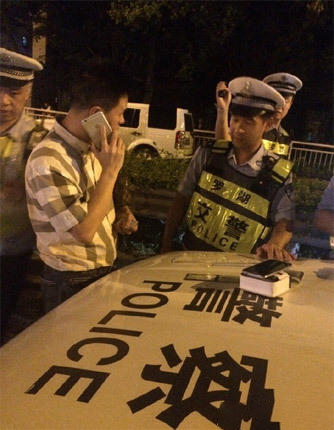  /></div><div><br /></div><div>昨天17點01分，一輛跩了很久的外地車，因為司機沒系安全帶倒了大霉。這哥們極有可能把這輛面包車給搭進去了。</div><div><br /></div><div><br /></div><div><img src=/up_files/month_1607/20160708100205309.jpg alt=
